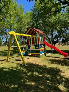 Kawasan permainan kanak-kanak di Apartments Tratinčica