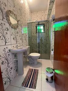 un bagno con lavandino e WC di Pousada Rosa Mistica a São Thomé das Letras