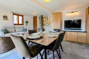 Una mesa de comedor y sillas en una sala de estar. en Eau petit bois Maison bord du loing with canoë, en Bourron-Marlotte 14 fotos más