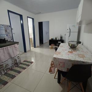 Una cocina y un comedor con mesa y sillas. en Lar, doce mar., en Paraty