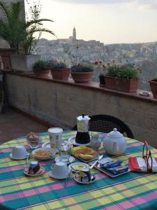 un tavolo con cibo sopra con vista sulla città di Landscape B&B a Matera
