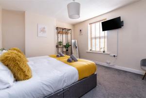 Voodi või voodid majutusasutuse 4BR Bradford Home,Contractor Friendly with Parking toas