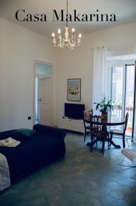 a living room with a bed and a dining room table at Casa Makarina Appartamento con Cucina in Mazzarino