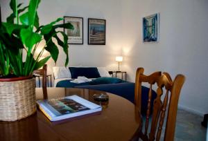 a living room with a table and a couch at Casa Makarina - Appartamento sul Corso Principale in Mazzarino +4 photos