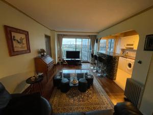Η κουζίνα ή μικρή κουζίνα στο 47m2 Puteaux, Eiffel Tower view