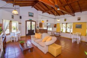 ein Wohnzimmer mit Sofa und Tisch in der Unterkunft hosteria Dalmacia in Pinamar