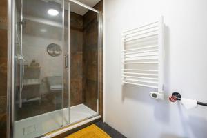 Bilik mandi di Hyper centre Colmar The Factory Room +25 gambar