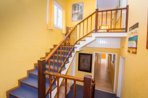eine Treppe in einem Haus mit gelben Wänden in der Unterkunft hosteria Dalmacia in Pinamar