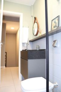 a bathroom with a toilet and a sink at A 700m da Praia e do Shopping, Liberdade, Churrasq, Garagem e Estaciona Livre in Balneário Camboriú