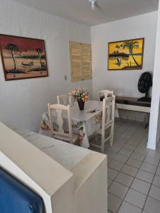 - une salle à manger avec une table, des chaises et une table dans l'établissement Casa em Tamandaré a 1km de Carneiros no Condomínio Cote d' Azur, à Tamandaré