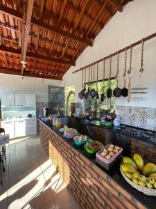una cucina con frutta e verdura su un bancone di Pousada Rosa Mistica a São Thomé das Letras