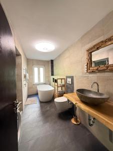 un bagno con lavandino, vasca e WC di Ferienwohnung Hügelstraße a Wuppertal Altre 12 foto