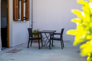 Patio nebo venkovní prostory v ubytování Mythos Suites-Hermes apartment