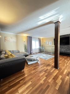 un soggiorno con un divano e un tavolo di Ferienwohnung Hügelstraße a Wuppertal