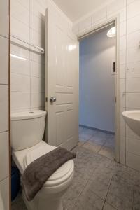 Koupelna v ubytování Mythos Suites-Hermes apartment