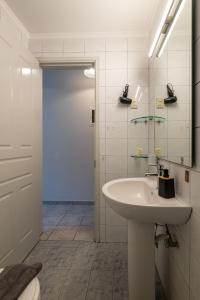 Koupelna v ubytování Mythos Suites-Hermes apartment