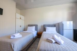 Postel nebo postele na pokoji v ubytování Mythos Suites-Hermes apartment