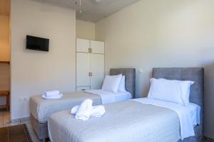 Postel nebo postele na pokoji v ubytování Mythos Suites-Hermes apartment