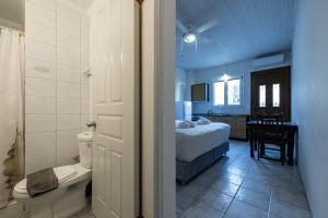 Koupelna v ubytování Mythos Suites-Hermes apartment