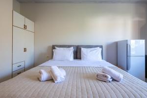 Postel nebo postele na pokoji v ubytování Mythos Suites-Hermes apartment