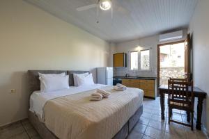 Postel nebo postele na pokoji v ubytování Mythos Suites-Hermes apartment