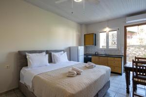 Postel nebo postele na pokoji v ubytování Mythos Suites-Hermes apartment