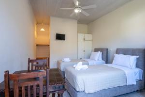 Postel nebo postele na pokoji v ubytování Mythos Suites-Hermes apartment