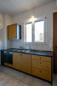 Kuchyň nebo kuchyňský kout v ubytování Mythos Suites-Hermes apartment
