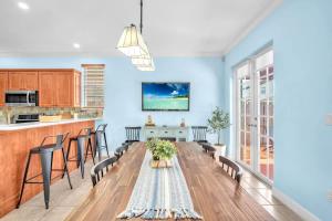 Η κουζίνα ή μικρή κουζίνα στο Casita Azul - Miami Retreat w Pool Family