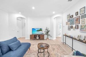 Μια τηλεόραση ή/και κέντρο ψυχαγωγίας στο Casita Azul - Miami Retreat w Pool Family