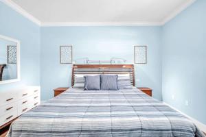 Ένα ή περισσότερα κρεβάτια σε δωμάτιο στο Casita Azul - Miami Retreat w Pool Family