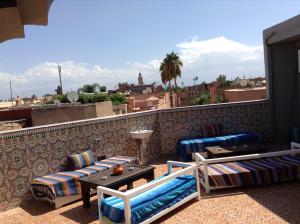 マラケシュにあるRiad Sun Medina Terraceの市街の景色を望むバルコニー(椅子、テーブル付)