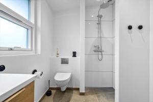 Ванная комната в 1110-Ringkobing-Hjelmevej-145-a +42 фотографии