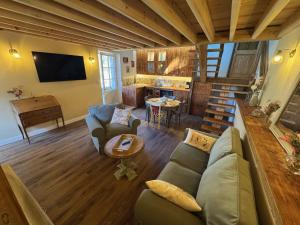 a living room with a couch and a table at Domaine de Godincthun in Pernes-lès-Boulogne