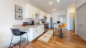Η κουζίνα ή μικρή κουζίνα στο H4N Furnished Apartments at Ellipse Urban in Hampton VA