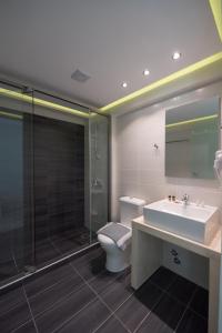 Ett badrum på Artemis Hotel Apartments