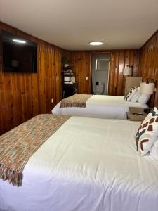Postel nebo postele na pokoji v ubytování Hillside Hotel