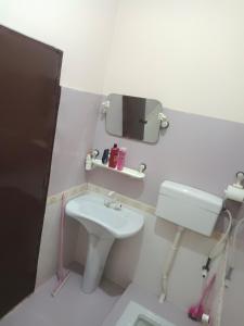 Ένα μπάνιο στο A well furnished room in apartment