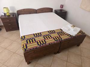 Cama en habitación con en T0 Bounty, en Santa Maria