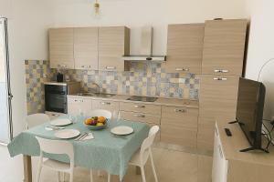 a kitchen with a table with a bowl of fruit on it at Appartamento Il Colibrì in Pignataro Maggiore