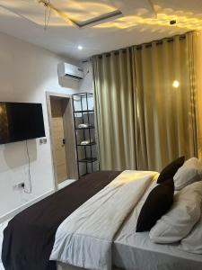 Katil atau katil-katil dalam bilik di Two bedroom maisonette Ikate
