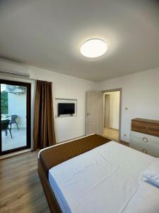 En eller flere senge i et værelse på Cabacum Pleasure Beachfront Apartments