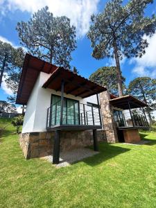 una piccola casa con balcone su un prato di Cabaña DAGO a Mazamitla