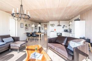 Una cocina o cocineta en 497-Hvide-Sande-Engsvingelvej-8