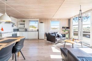 Una cocina o cocineta en 497-Hvide-Sande-Engsvingelvej-8 24 fotos más