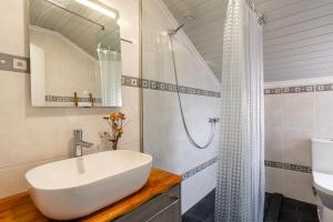 een badkamer met wastafel en douche bij Barreiro View in Ribeira Brava +22 foto's