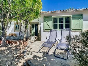 two chairs sitting in front of a house at Casa Martim in Romão