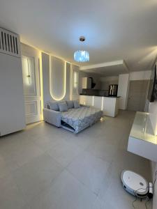 sala de estar amplia con cama y cocina en Blue Bay Évasion Plage, Piscine et Parc Aquatique, en Monastir