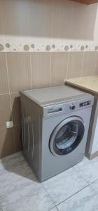 una lavadora en un rincón de una habitación en une chambre, un salon, cuisine et balcon, en Monastir