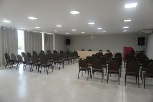 a room with a bunch of chairs in a room at Hotel Premium Uruçuí in Uruçuí